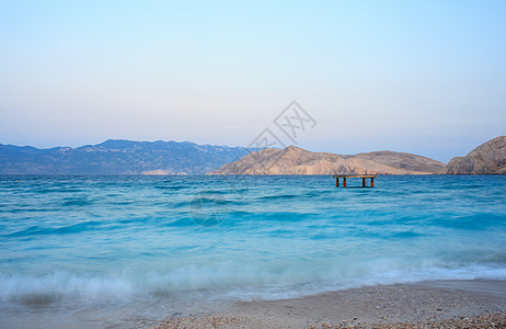 克罗地亚巴斯卡海滩场景天空蓝色假期远景天蓝色海水冲浪沐浴者图片