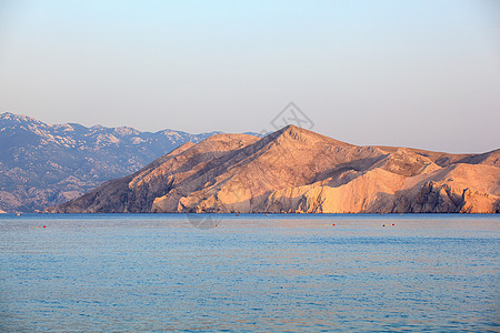 克罗地亚巴斯卡旅游波浪天蓝色沿海海岸远景沐浴者场景荒野海岸线图片