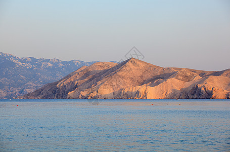 克罗地亚巴斯卡波浪沿海天空海滩远景假期旅游海岸旅行沐浴者图片