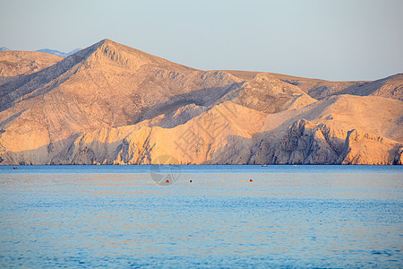 克罗地亚巴斯卡旅游沐浴者远景天蓝色沿海蓝色海岸线假期海水海滩图片