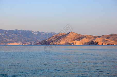 克罗地亚巴斯卡天蓝色海岸线远景沐浴者沿海海滩波浪假期荒野旅游图片