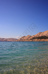 克罗地亚巴斯卡海滩沐浴者海水旅行海岸场景沿海荒野假期蓝色图片