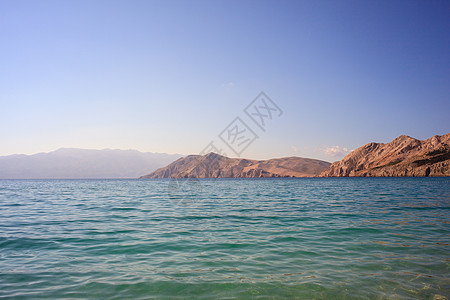 克罗地亚巴斯卡旅游沐浴者沿海假期蓝色天空场景波浪海岸线海水图片