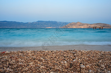 克罗地亚巴斯卡天蓝色冲浪波浪远景假期海滩天空海水场景棕褐色图片