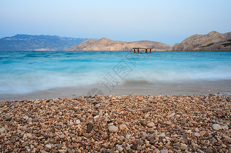 克罗地亚巴斯卡蓝色冲浪波浪天空海岸棕褐色荒野远景场景沿海图片
