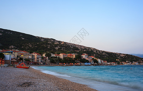 克罗地亚巴斯卡海岸线天蓝色旅游假期天空海滩沐浴者远景荒野场景图片