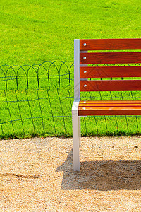 在公园里孤单的长凳绿色自由时间太阳长椅手指叶子座位水平草地图片
