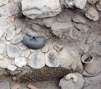 沙中古老的烟花花瓶双耳沙漠棕色考古学古董考古黑色宝藏戒指图片