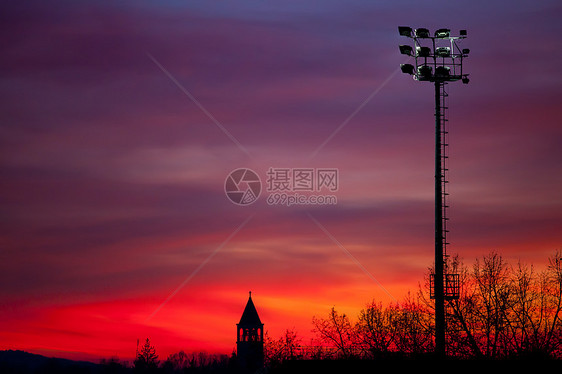 日落 钟楼尖顶剪影时间天空教会体育场气氛路灯红色图片