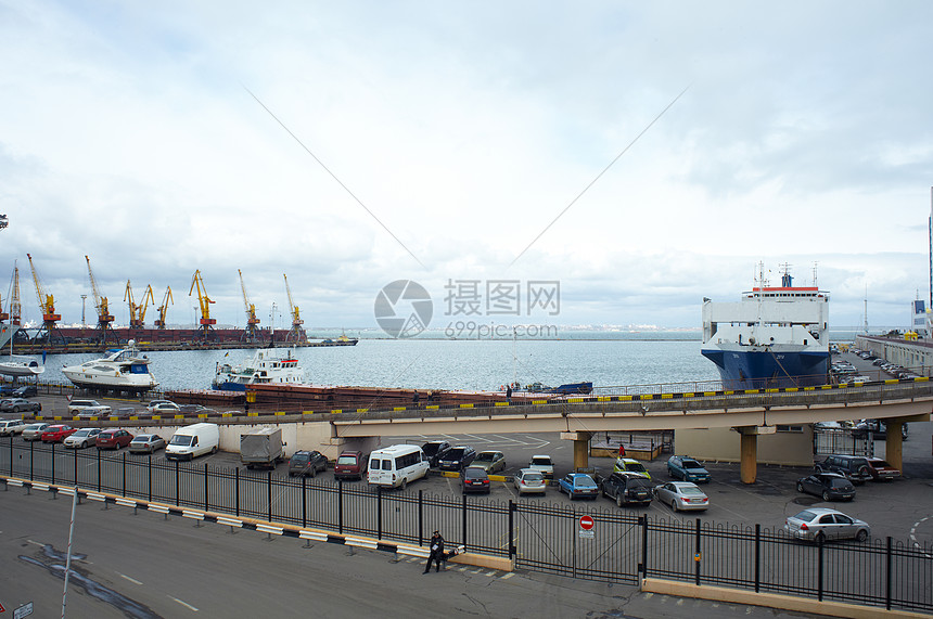 敖德萨货运港运作加载工作纱布货运船运劳动绞刑架海岸线场景图片