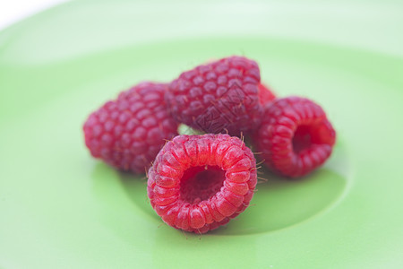 盘子上的草莓水果食物收获餐具浆果剪裁叶子工作室宏观小路图片
