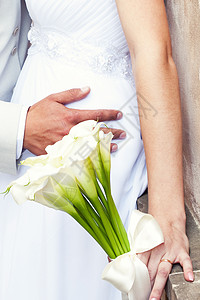 新娘和新郎用一束花束幸福阳光庆典面纱梦幻裙子丝带宗教白色成人图片