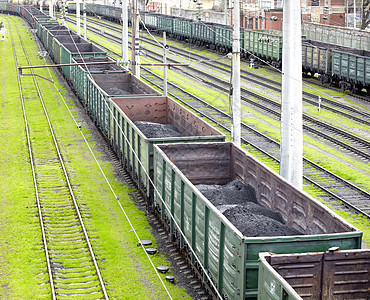 配煤粉的货运车出口旅行煤炭运输灰尘商品进口地面草地铁路图片