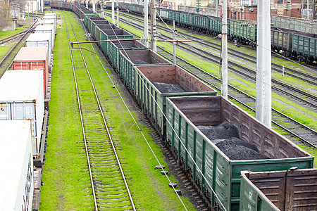 配煤粉的货运车旅行工业商品草地进口火车灰尘地面运输煤炭图片
