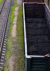配煤粉的货运车工业旅行地面铁路煤炭出口草地进口商品灰尘图片