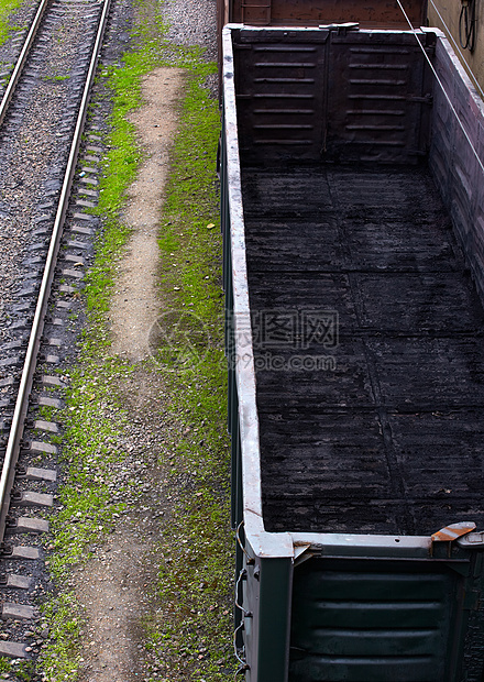 配煤粉的货运车工业旅行地面铁路煤炭出口草地进口商品灰尘图片