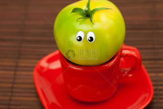 竹垫上杯子里有眼睛的西红柿创造力早餐用具飞碟飞溅笑脸陶瓷奶奶木头蔬菜图片