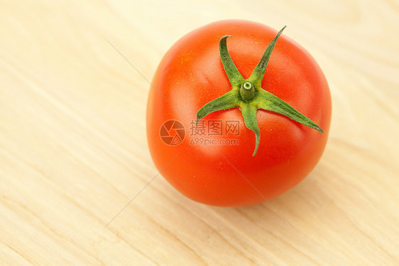 红西红番茄在切削板上图片