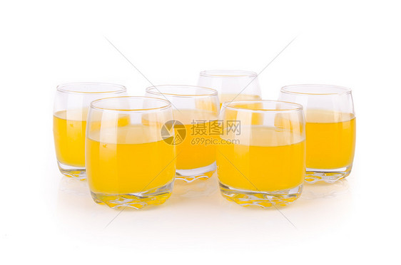 橙汁在杯子上 白色背景图片