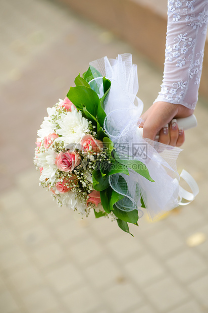 新娘手中的婚礼花束粉色女士庆典成人玫瑰白色花朵绿色女性红色图片