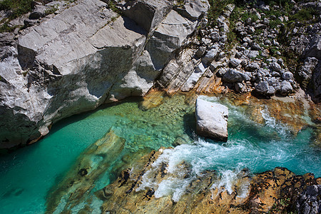 斯洛文尼亚索卡河河水景点绿色石头山脉树木旅游河岩岩石荒野图片