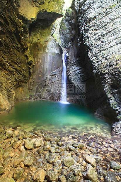科扎克瀑布国家丛林侵蚀洞穴勘探溪流叶子岩石公园悬崖图片