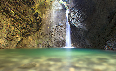 科扎克瀑布侵蚀石灰石公园勘探溪流岩石运动洞穴森林旅行图片