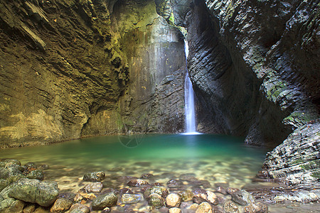 科扎克瀑布环境勘探森林洞穴悬崖公园石灰石叶子溪流岩石图片