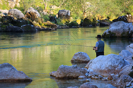 斯洛文尼亚索卡河的渔民背心帽子闲暇男人卷轴爱好姿势运动冒充钓鱼图片