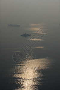 海上船舶太阳薄雾日落港口反思多云导航图片