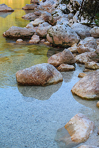 斯洛文尼亚索卡河树木河岩山脉石头森林景点河岸旅游自然景观岩石图片