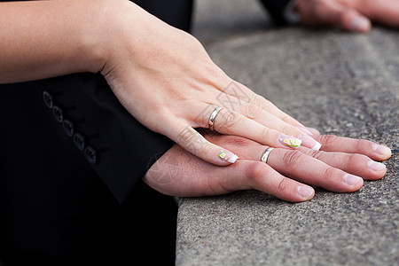 新娘和新郎的手与戒指誓言新人幸福庆典蜜月摄影夫妻珠宝已婚异性图片