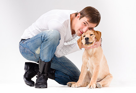 长着狗的帅哥乐趣幸福男性感情朋友们宠物拥抱动物友谊工作室图片
