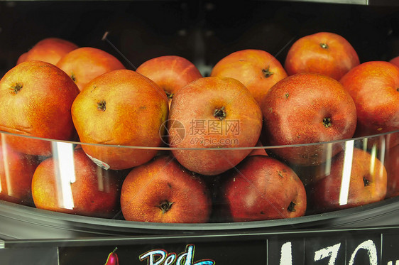 展出时在超市架子上的苹果图片