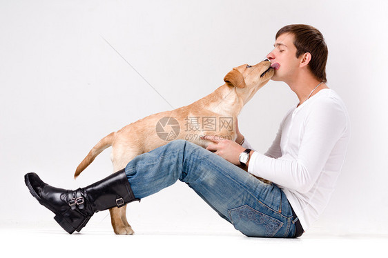 长着狗的帅哥微笑男性友谊朋友们感情宠物幸福拥抱动物乐趣图片