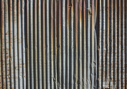 一条生锈的铁铁铁栅栏特写锌墙建筑学平铺墙纸拉丝屋顶橙子金属瓷砖技术蓝色图片