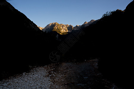 索卡河森林流动薄雾旅行天气溪流晴天岩石荒野石头图片