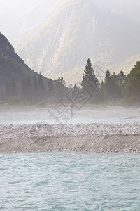 索卡河天空岩石荒野戏剧性流动晴天阳光旅行溪流天气图片