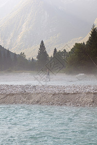 索卡河戏剧性天空岩石阳光天气森林流动薄雾溪流旅行图片