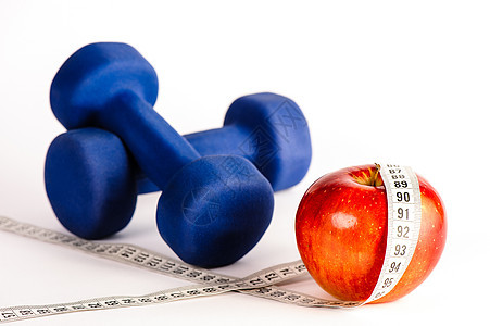 蓝色哑铃和红色苹果 配有计量磁带身体重量饮食厘米肌肉水果保健测量健身房营养图片