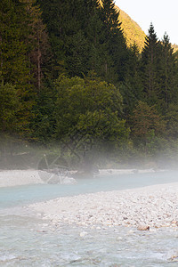 索卡河旅行晴天阳光森林岩石溪流天空戏剧性流动薄雾图片