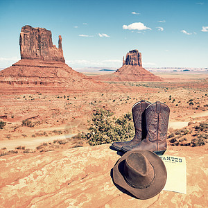 古迹谷的靴子和帽子黑色皮革崎岖国家稻草干草牛仔乡村棕色绳索图片