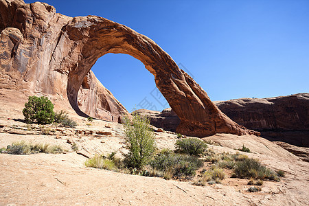 著名的Corona Arch的景象土地编队远足公园旅行台面风景石头远景沉积图片