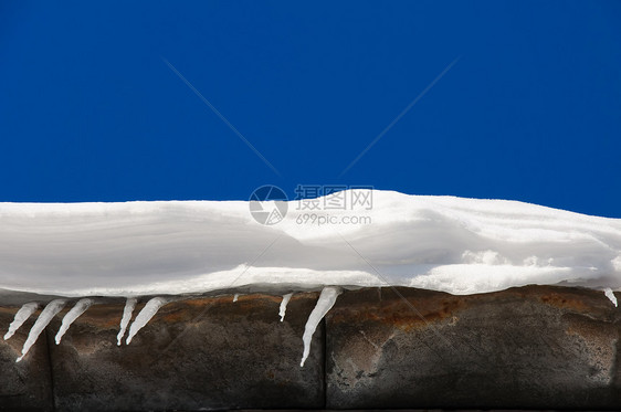 白雪雪冰柱屋檐天气天空蓝色季节图片