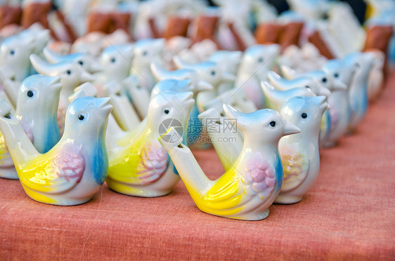 春街市场上的陶瓷鸟形成哨声图片