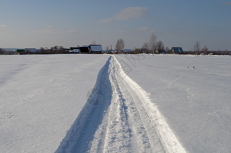 农村的雪下流动小道图片