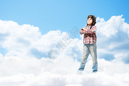 戴头盔飞行员的男孩梦想成为飞行员童年空气传单男生天空眼镜乐趣孩子航空帽子图片