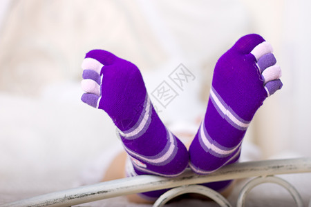 穿亮紫色袜子的女性脚背景图片