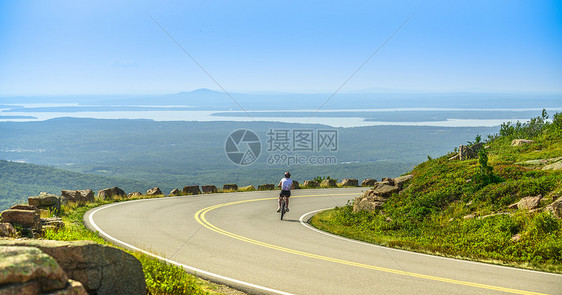 骑在卡迪拉克穆恩沿线下坡的女山地自行车骑手成人头盔运动训练娱乐旅游沙漠骑术国家女士图片