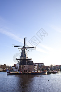 荷兰运河的古典风力磨风车蓝色环境历史历史性活力风景遗产天空乡村地标图片